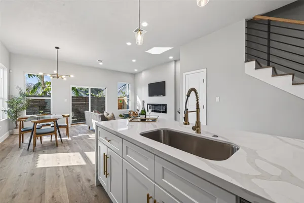 $2,750 | 4117 Yale Street, Houston, TX 77018