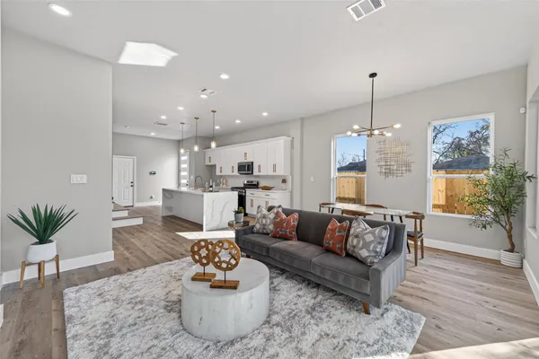 $2,750 | 4117 Yale Street, Houston, TX 77018