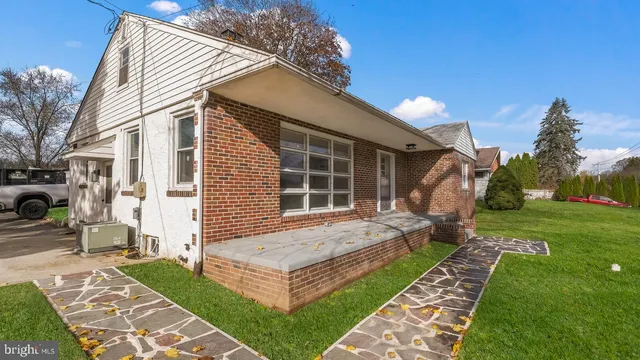 a view of a house with backyard and a tree