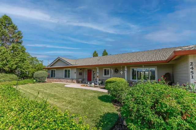 a view of house with car parked