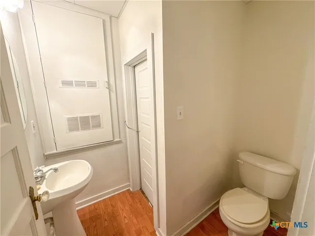 $295,000 | 207 Hubbard Street, Yoakum, TX 77995