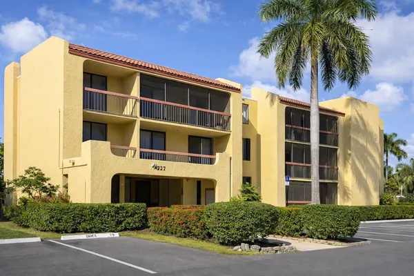 $2,100 | 737 Southeast 1st Way, Unit 302, Deerfield Beach, FL 33441