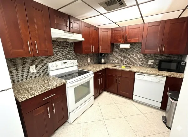 $2,100 | 737 Southeast 1st Way, Unit 302, Deerfield Beach, FL 33441
