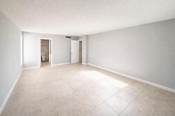 $2,100 | 737 Southeast 1st Way, Unit 302, Deerfield Beach, FL 33441
