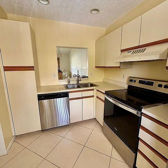 21938 Remsen Terrace, Unit 202 Boca Raton, FL 33433 - Photo 5 of 20 kitchen