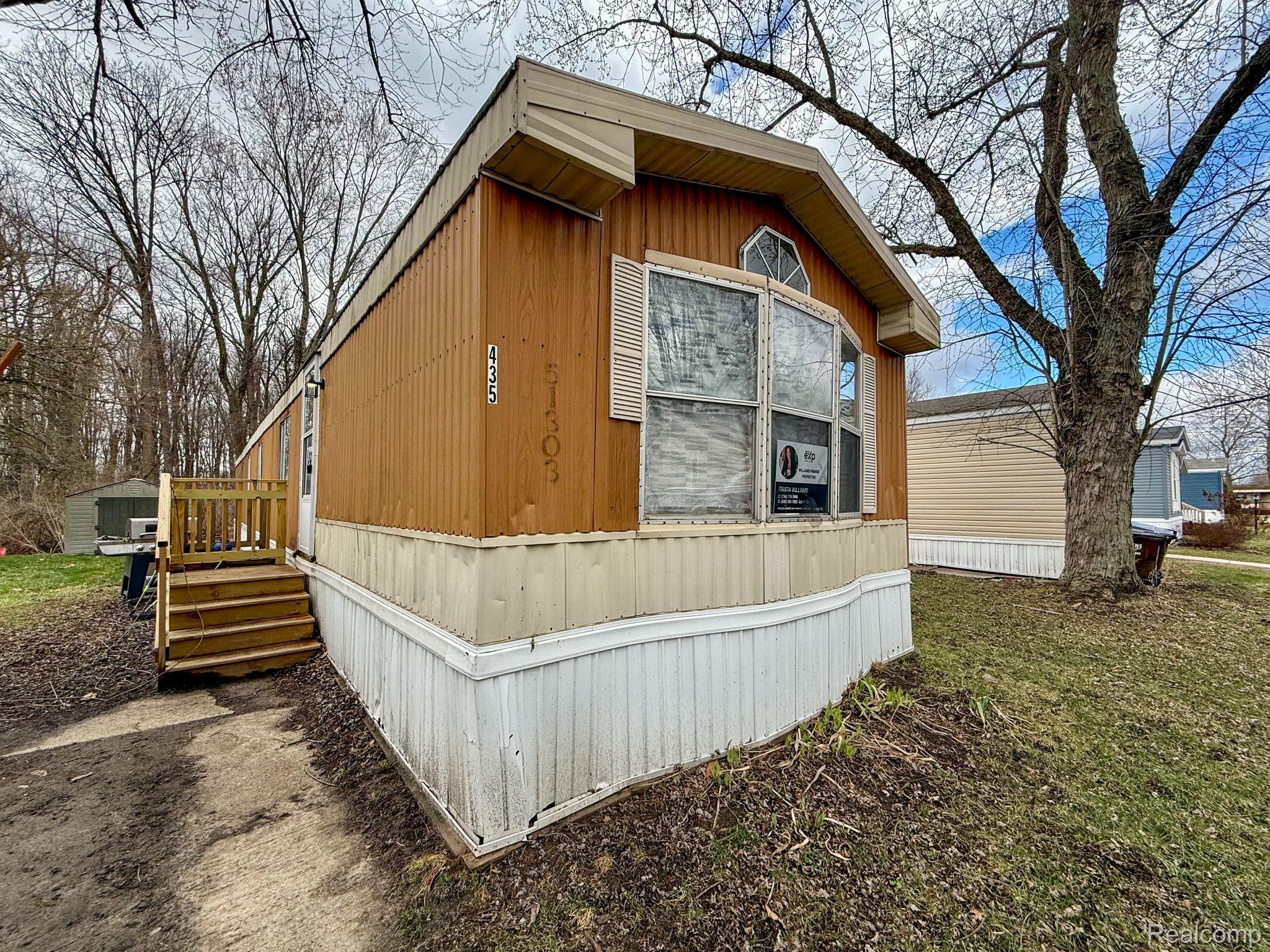 435 Rustic Lane South Belleville, MI 48111 - Photo 1 of 21 IMG_7892.jpg
