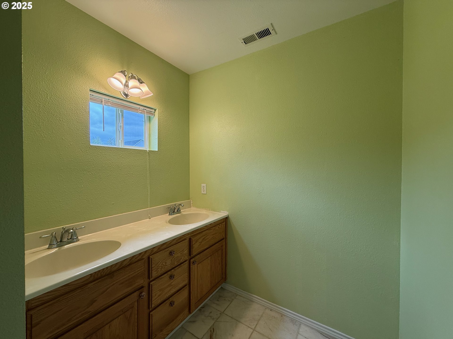 205 Fair Oaks Road Oakland, OR 97462 - Photo 11 of 42 Primary Bedroom