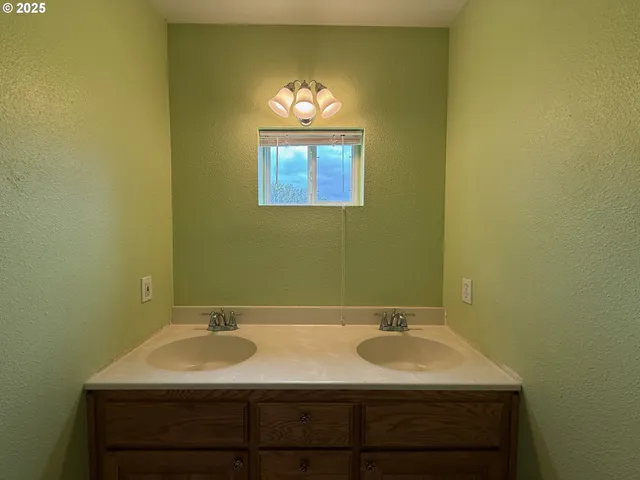 $625,000 | 205 Fair Oaks Road, Oakland, OR 97462