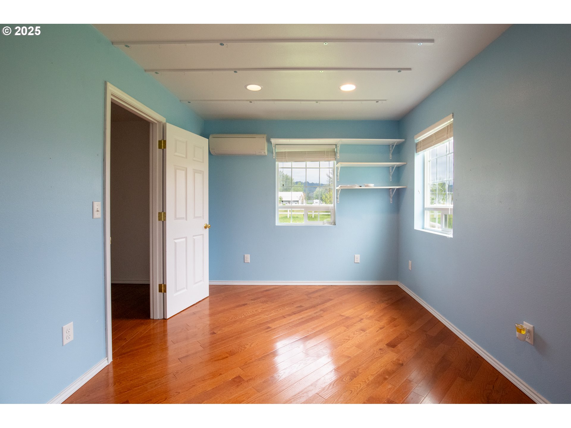 205 Fair Oaks Road Oakland, OR 97462 - Photo 17 of 42 Bedroom