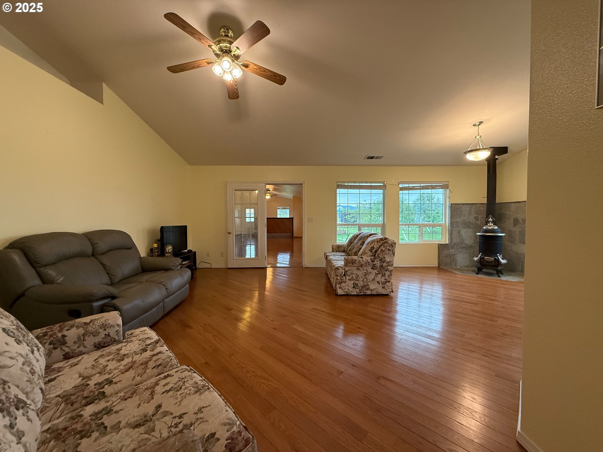 205 Fair Oaks Road Oakland, OR 97462 - Photo 22 of 42 Living Room
