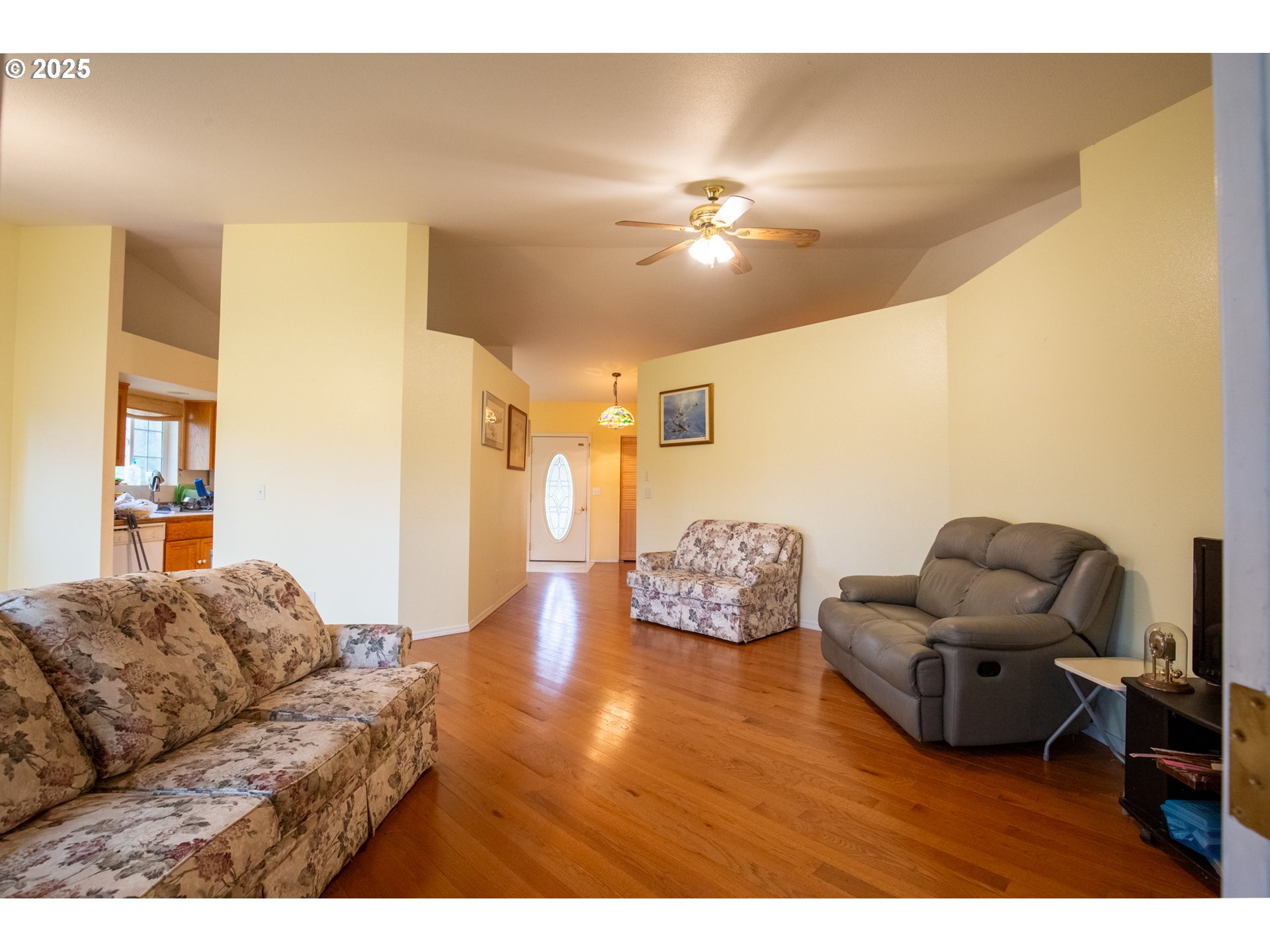 205 Fair Oaks Road Oakland, OR 97462 - Photo 23 of 42 Living Room