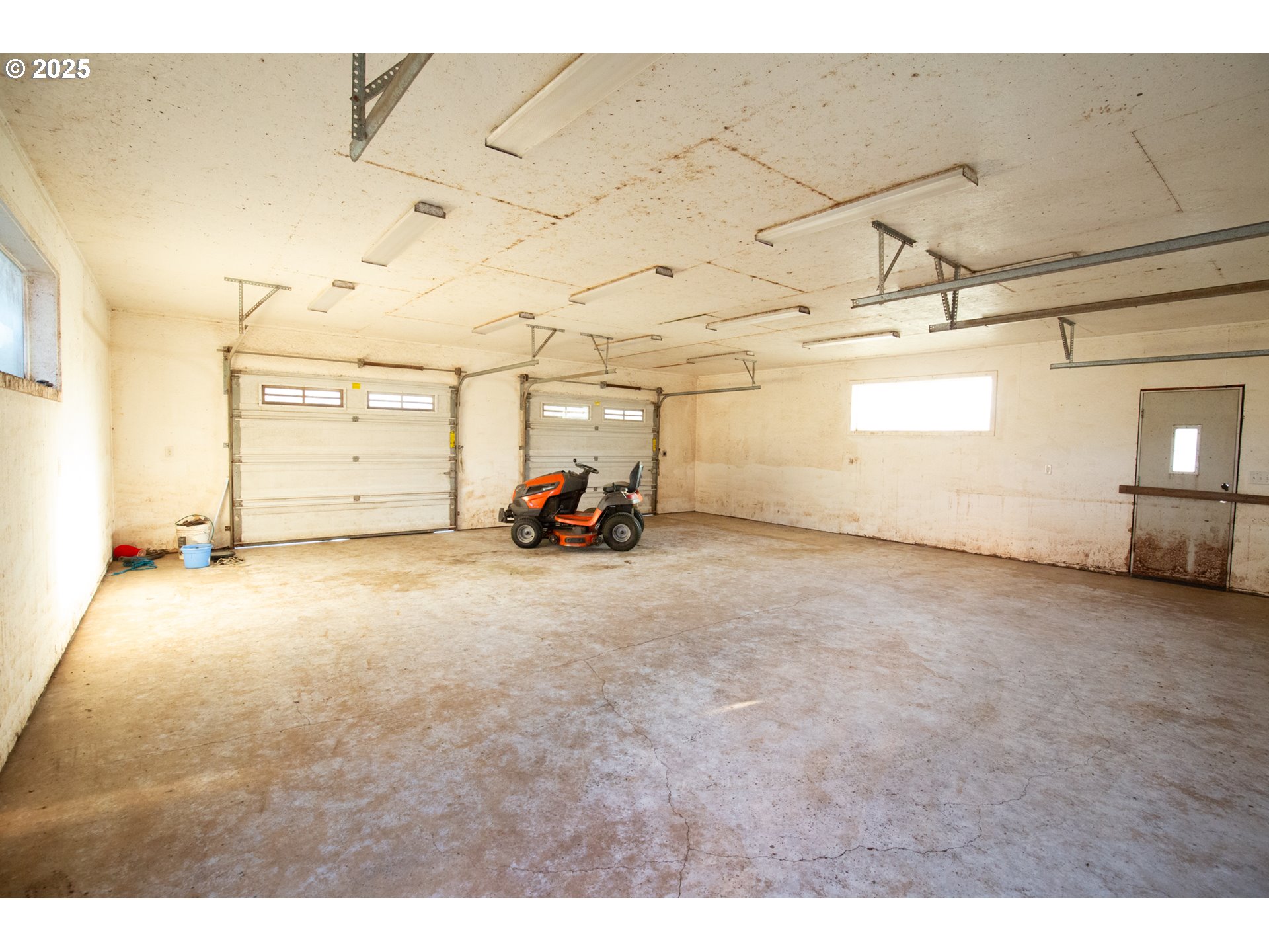 205 Fair Oaks Road Oakland, OR 97462 - Photo 33 of 42 Garage