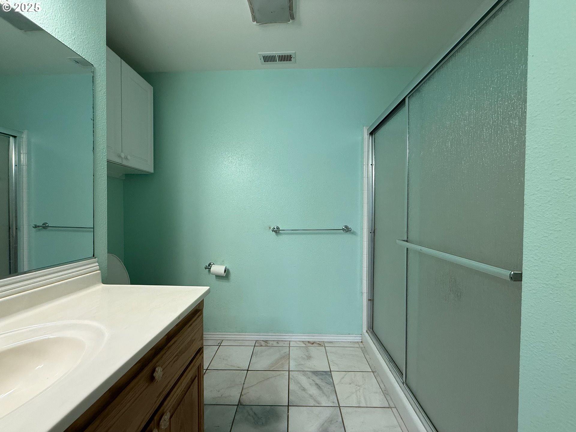 205 Fair Oaks Road Oakland, OR 97462 - Photo 5 of 42 Bathroom