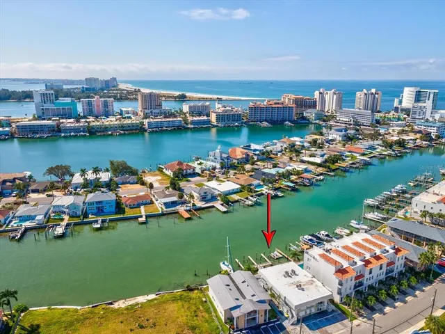 a picture of a city and lake view