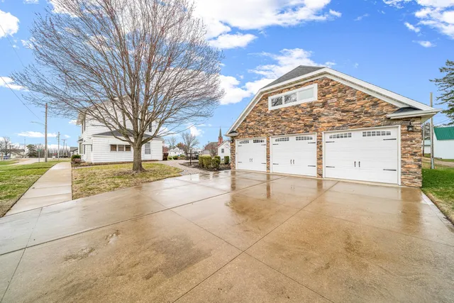 $255,000 | 2513 Woods Street, West Brooklyn, IL 61378