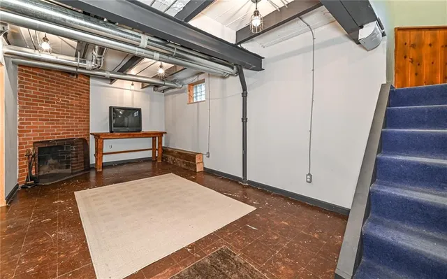 a view of livingroom with furniture