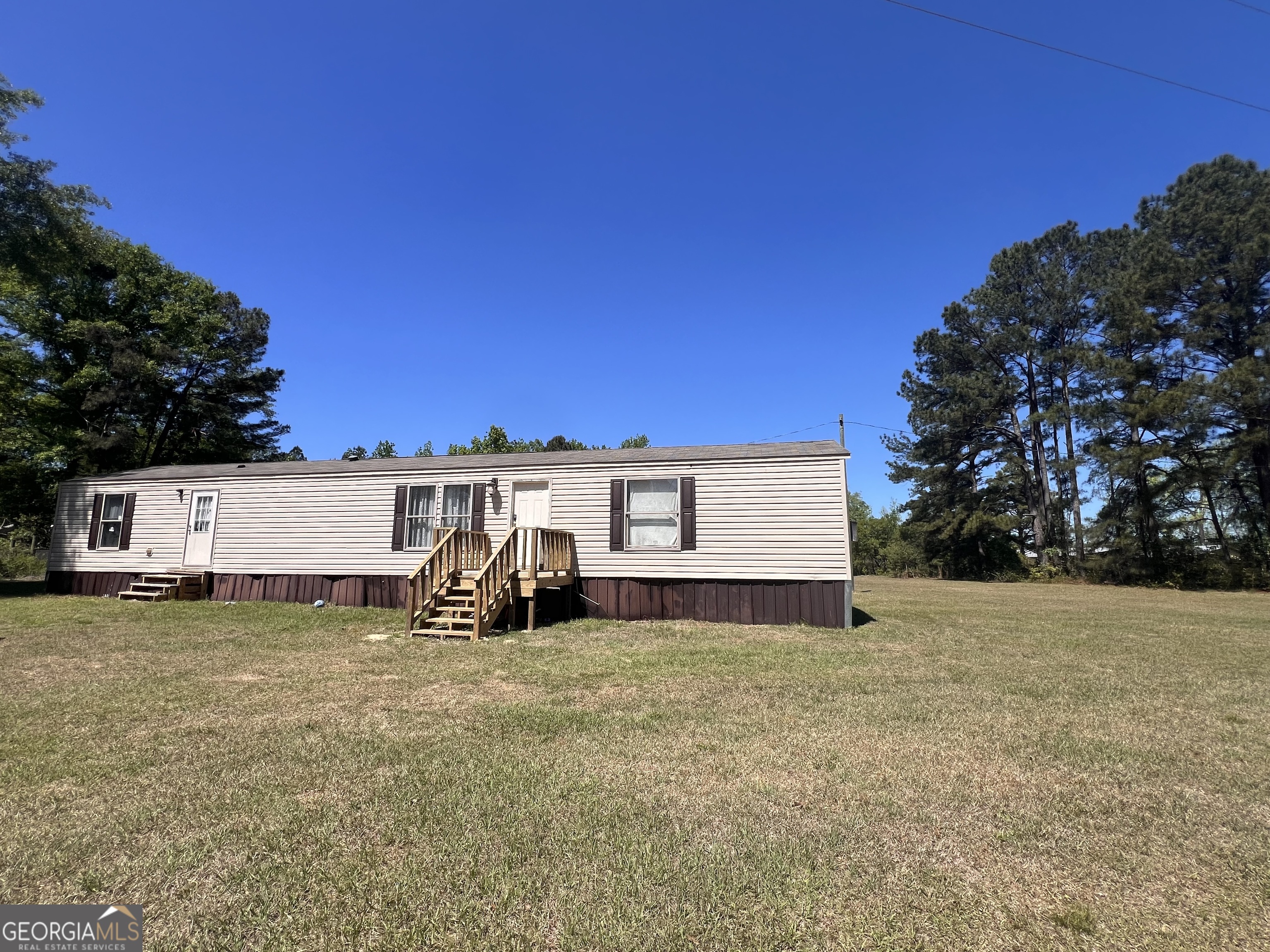 113 Riverview Soperton, GA 30457 - Photo 2 of 16 a view of a house with a yard and garage