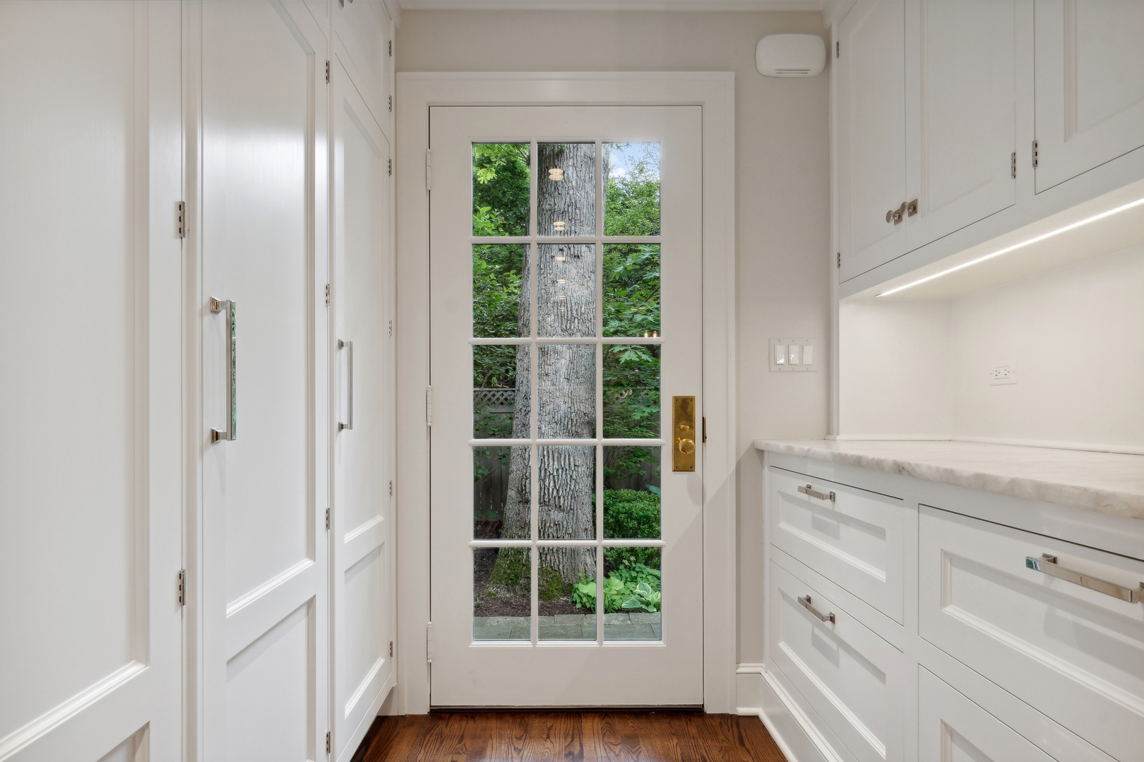 460 Washington Road Lake Forest, IL 60045 - Photo 18 of 50 a view of wooden floor and cabinets