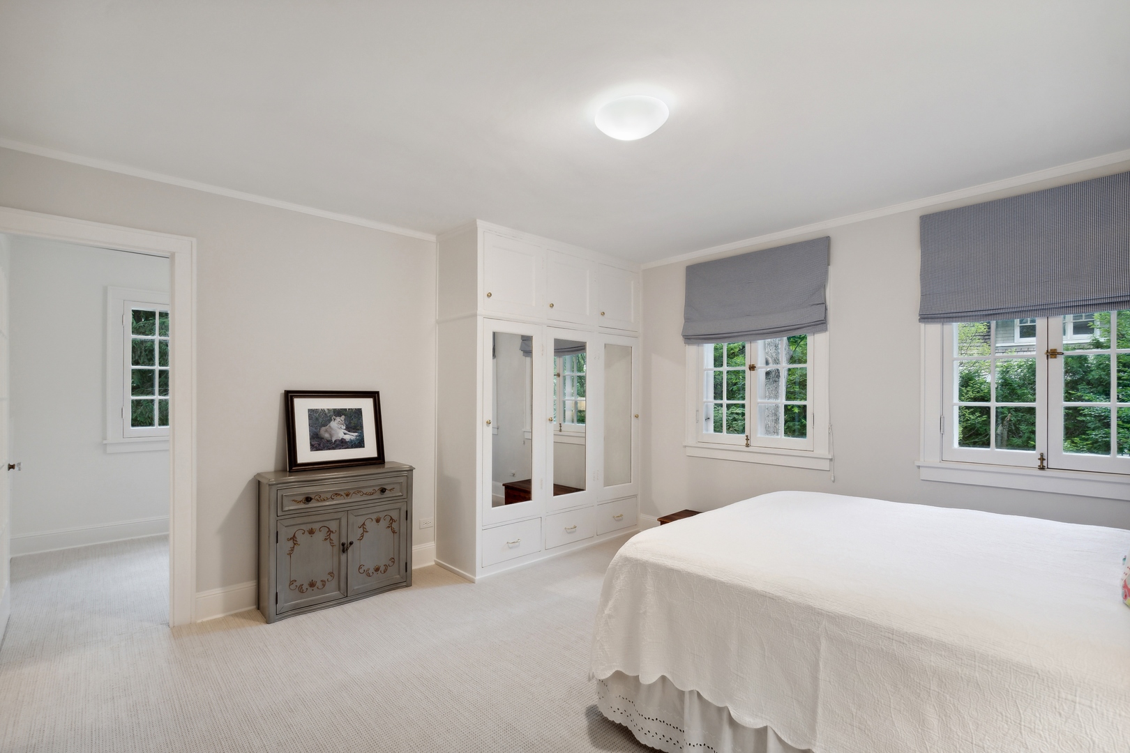 460 Washington Road Lake Forest, IL 60045 - Photo 27 of 50 a spacious bedroom with a large bed and a flat tv screen