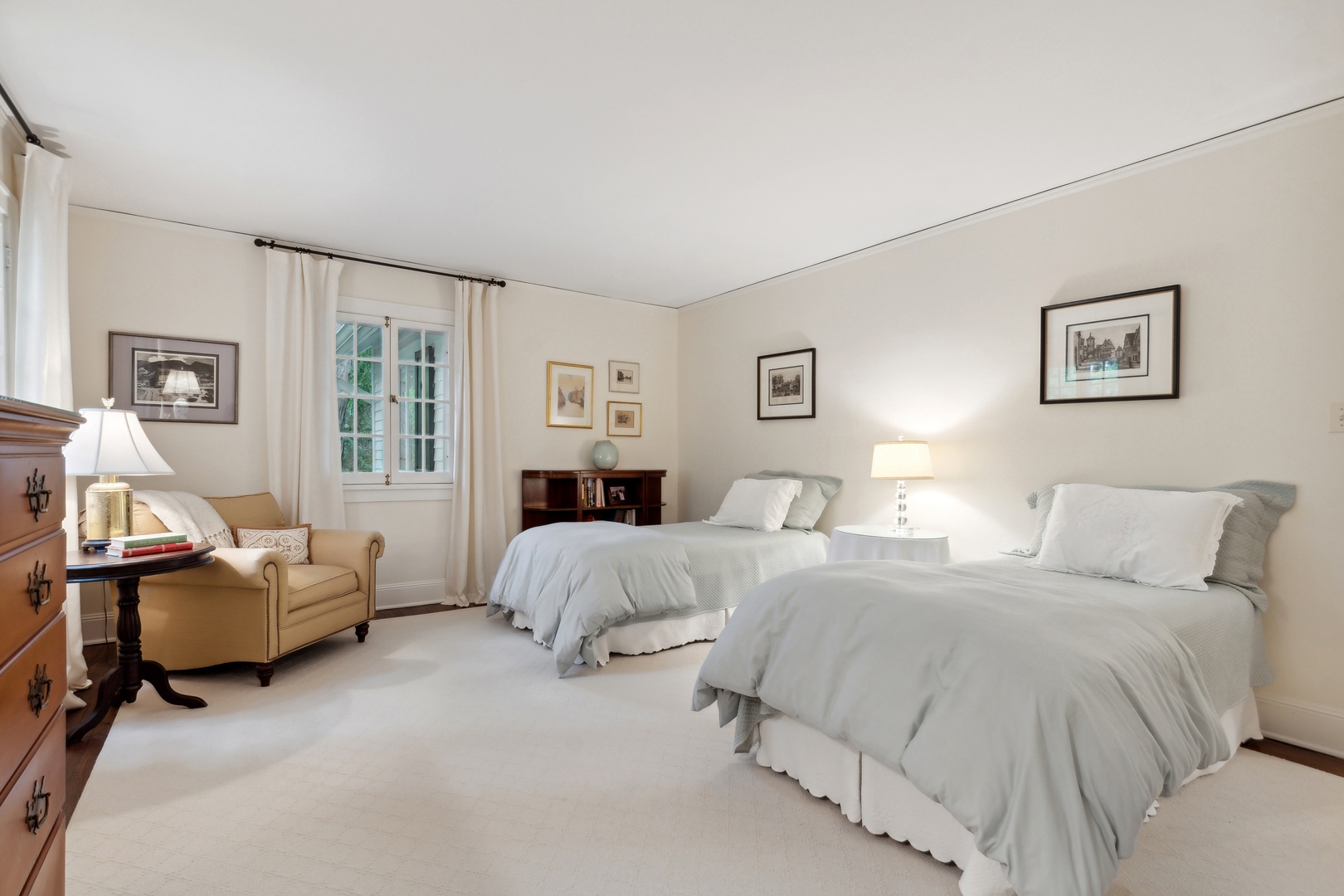 460 Washington Road Lake Forest, IL 60045 - Photo 30 of 50 a bed room with two bed and a couch