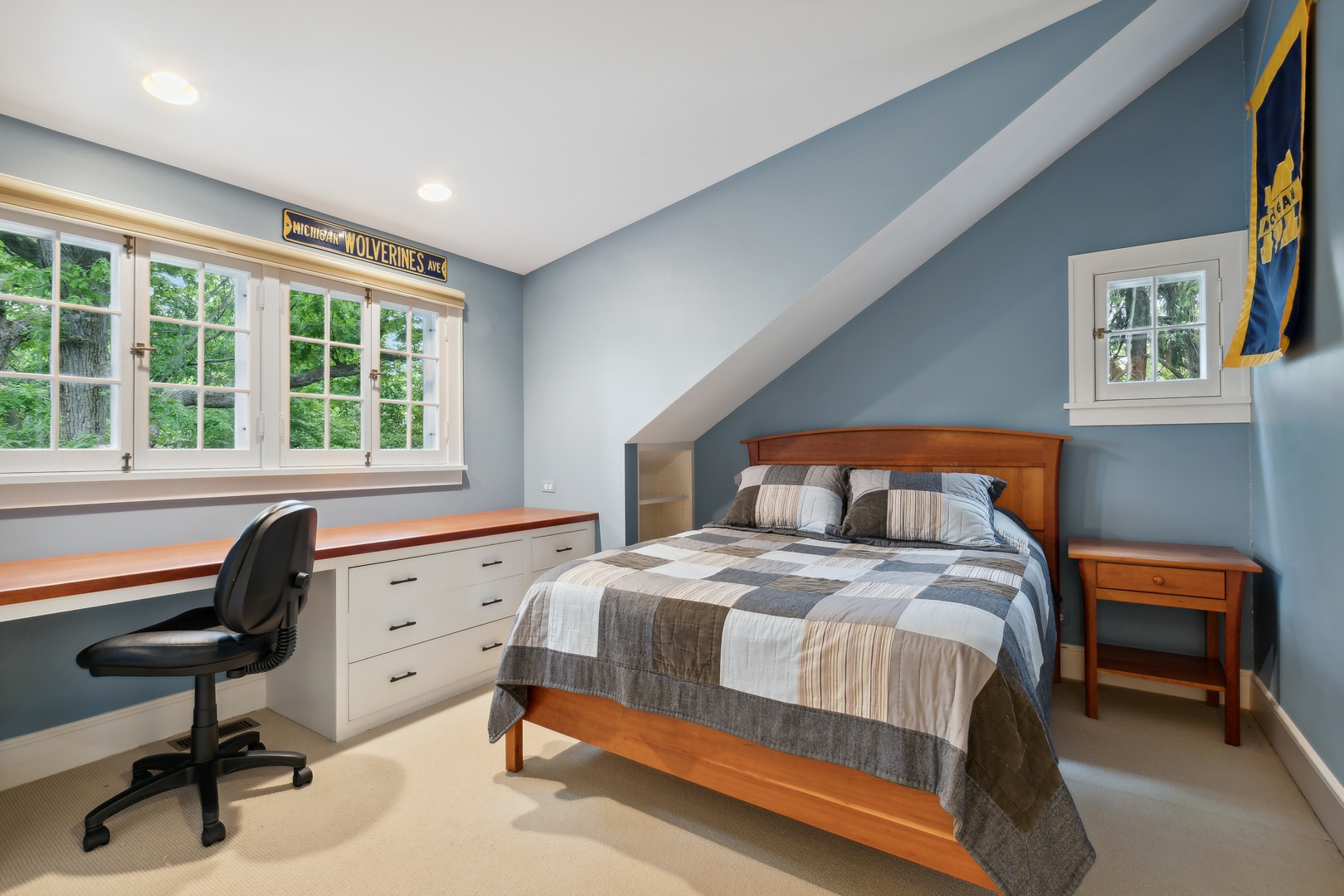 460 Washington Road Lake Forest, IL 60045 - Photo 33 of 50 a bedroom with a bed and a desk