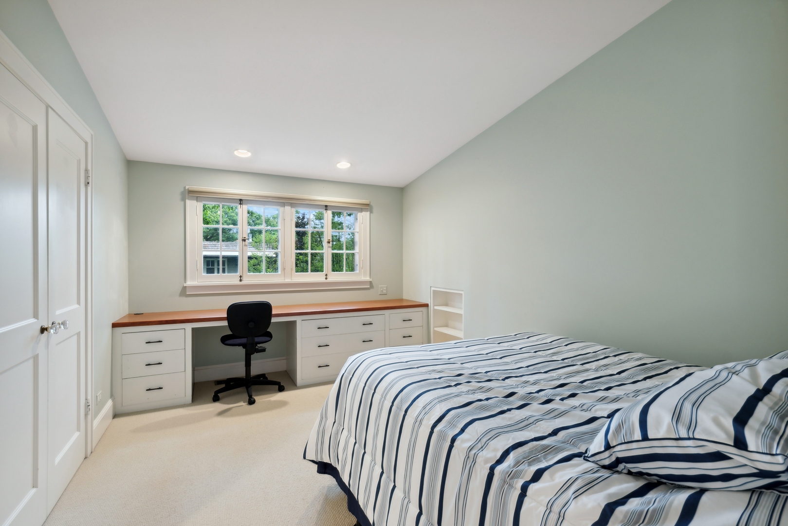 460 Washington Road Lake Forest, IL 60045 - Photo 35 of 50 a bedroom with a bed and a window