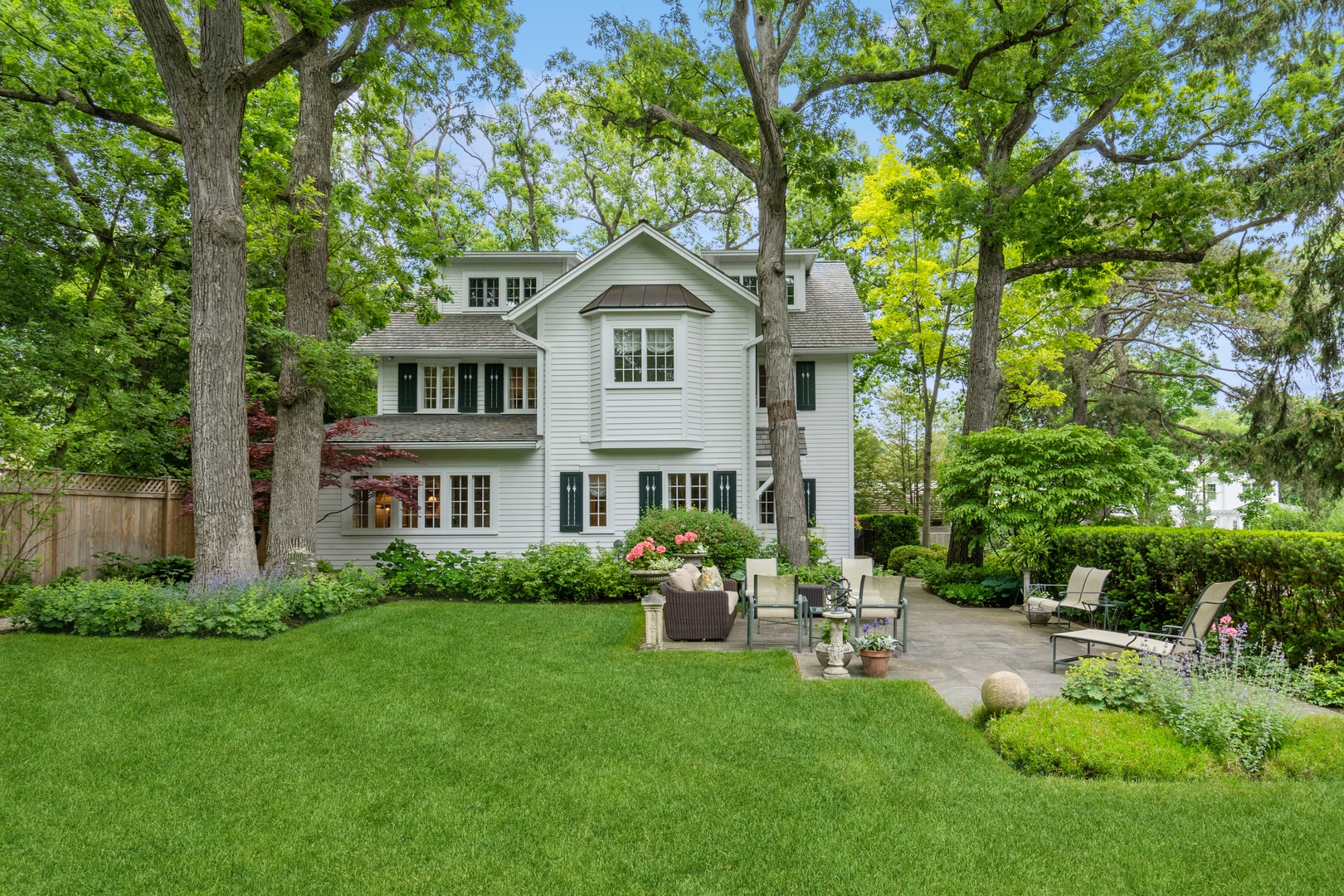 460 Washington Road Lake Forest, IL 60045 - Photo 4 of 50 a house view with a garden space
