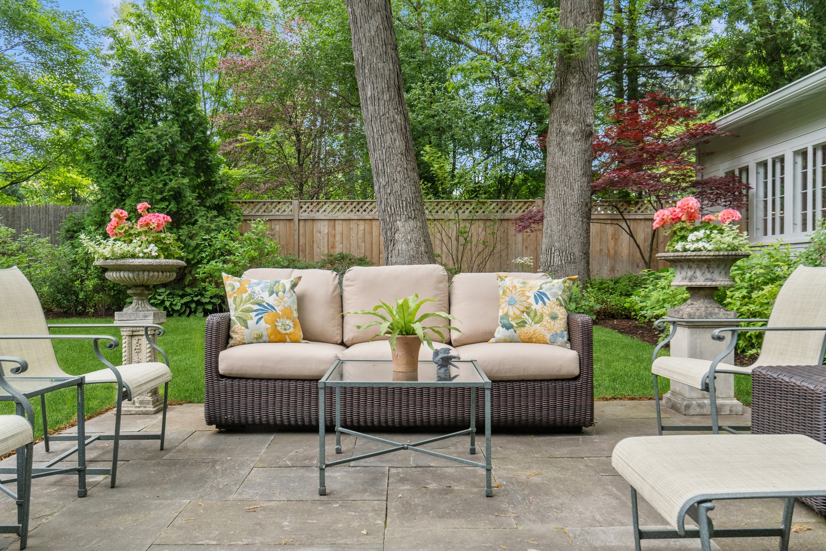 460 Washington Road Lake Forest, IL 60045 - Photo 44 of 50 a building outdoor space with patio furniture