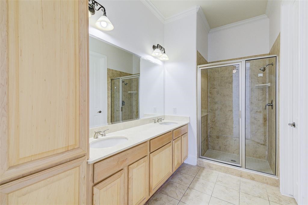 7134 Mapleridge Street, Unit 3B Houston, TX 77081 - Photo 21 of 26 a bathroom with a shower sink and mirror