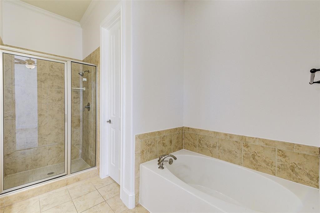 7134 Mapleridge Street, Unit 3B Houston, TX 77081 - Photo 22 of 26 a bathroom with a bathtub and shower