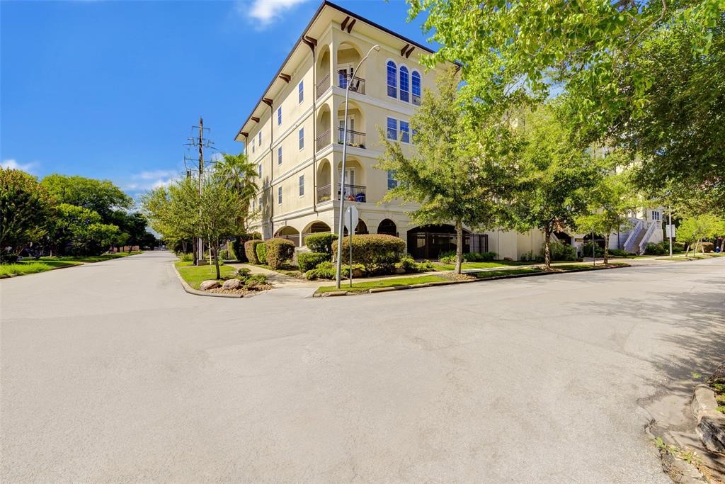 7134 Mapleridge Street, Unit 3B Houston, TX 77081 - Photo 26 of 26 a front view of a building