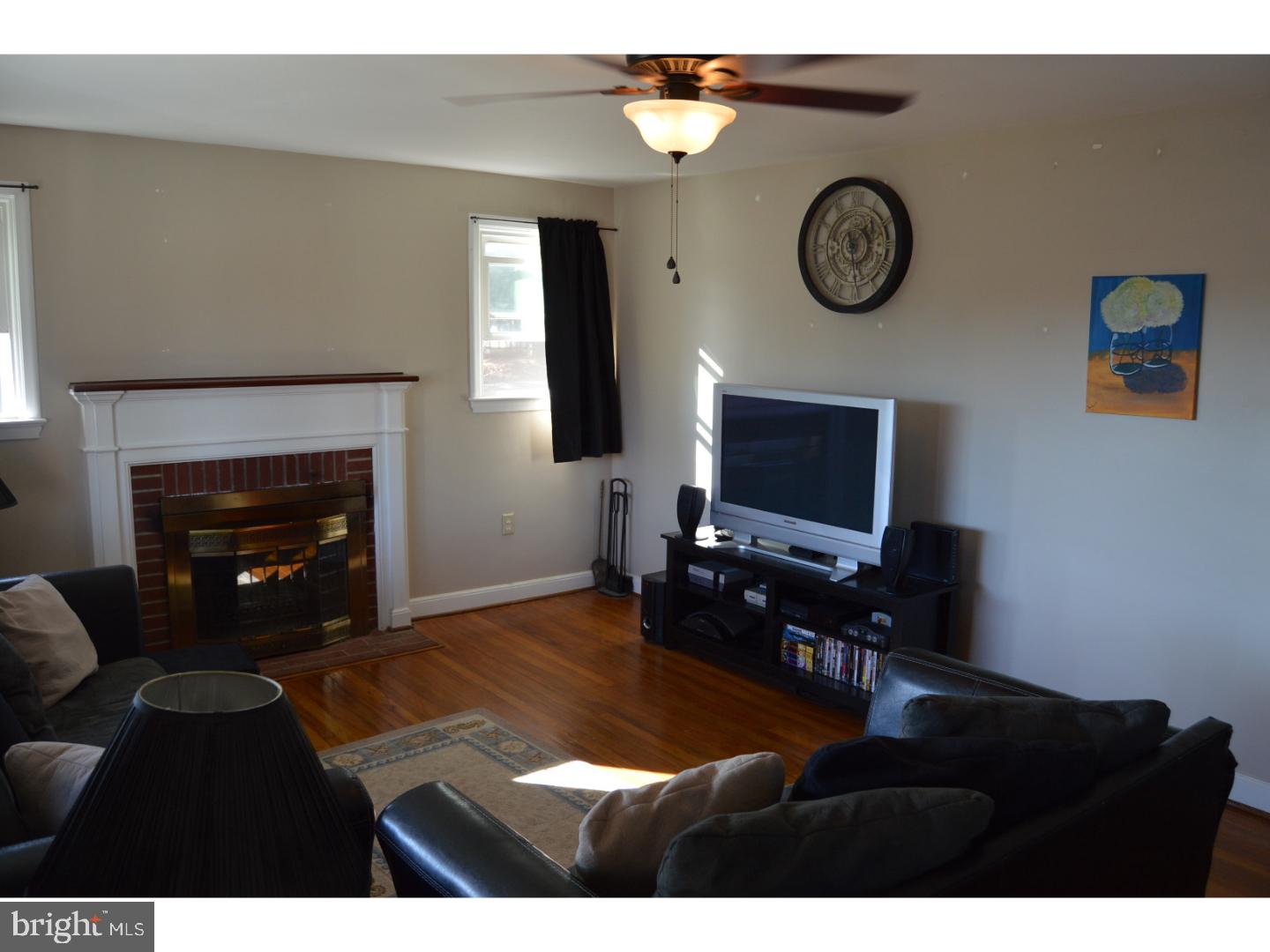 1241 Brooke Boulevard Reading, PA 19607 - Photo 9 of 20 Living Room