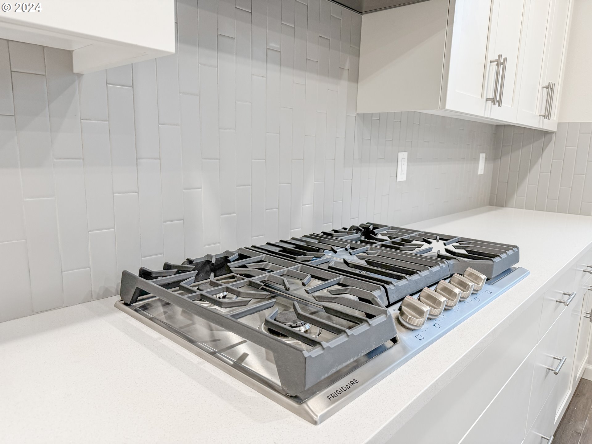 2902 South 7th Circle Ridgefield, WA 98642 - Photo 24 of 28 a close up of a stove top oven