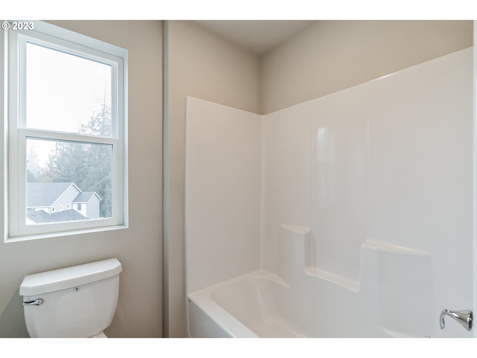 2902 South 7th Circle Ridgefield, WA 98642 - Photo 7 of 28 a bathroom with a toilet