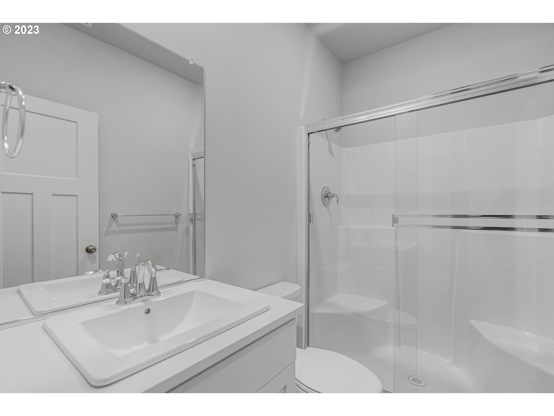 2902 South 7th Circle Ridgefield, WA 98642 - Photo 8 of 28 a bathroom with a sink mirror and shower