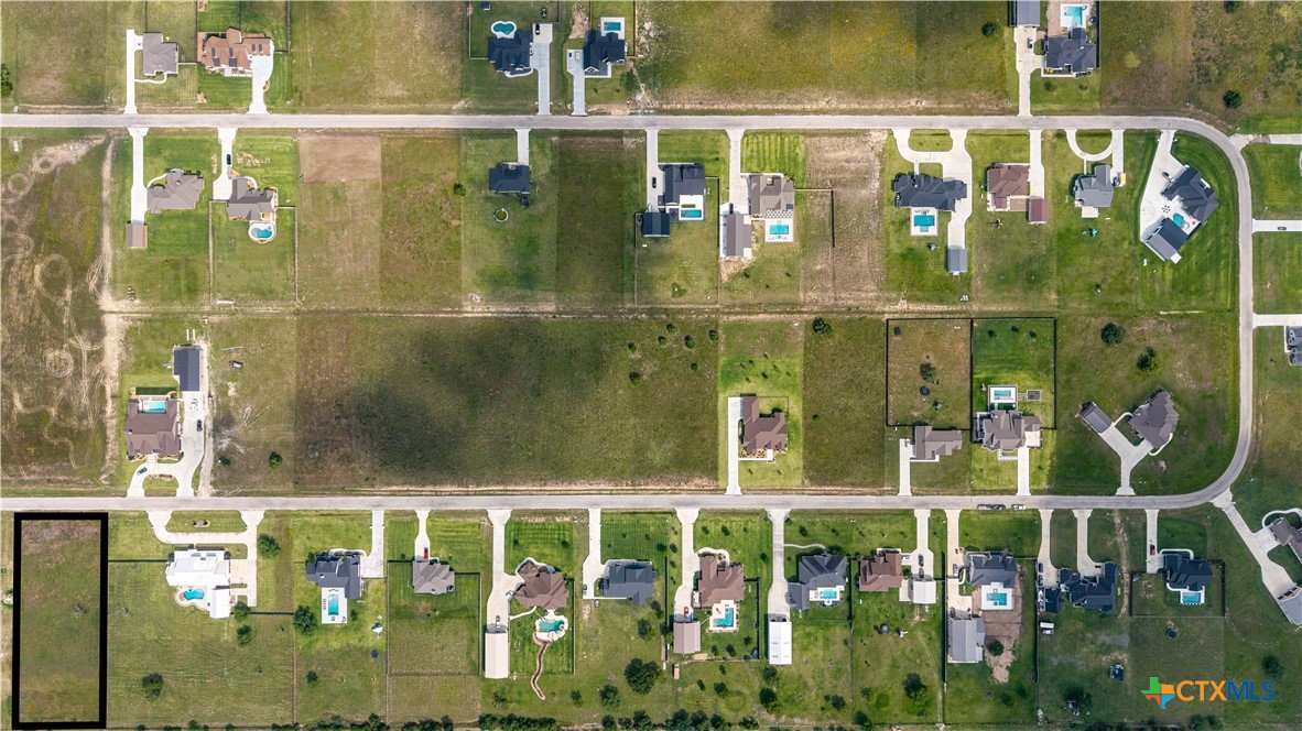 94 Sendera Loop Victoria, TX 77904 - Photo 4 of 18 a bathroom with glass door