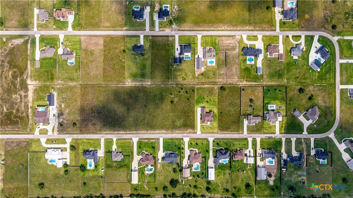 94 Sendera Loop Victoria, TX 77904 - Photo 7 of 18 a bathroom with glass door