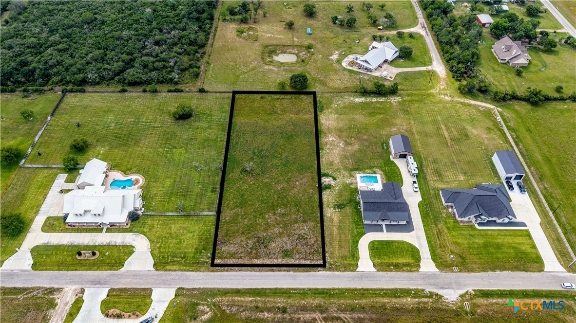 94 Sendera Loop Victoria, TX 77904 - Photo 9 of 18 swimming pool view with a garden
