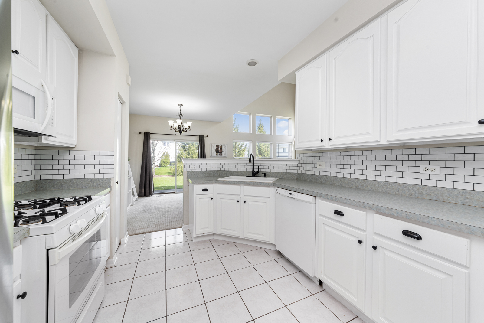 1020 Key Largo Drive Romeoville, IL 60446 - Photo 3 of 22 a kitchen with cabinets and appliances