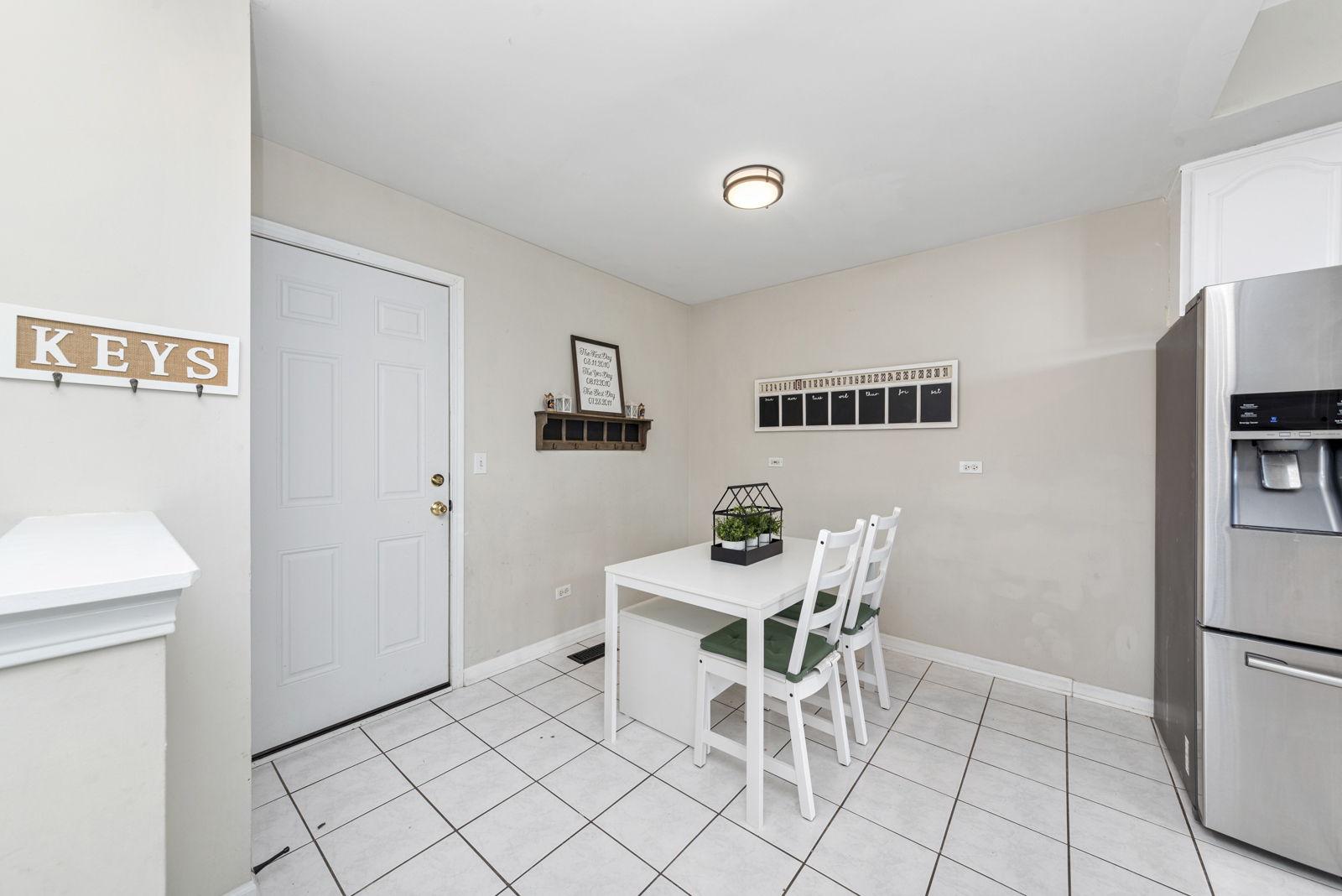 1020 Key Largo Drive Romeoville, IL 60446 - Photo 6 of 22 a white room with a table and chairs