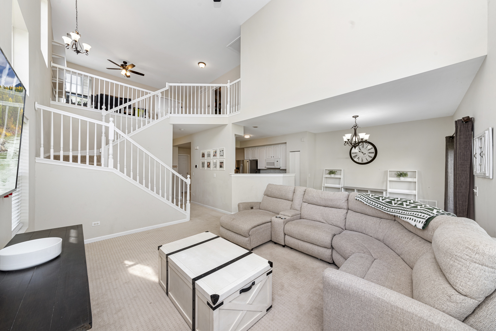 1020 Key Largo Drive Romeoville, IL 60446 - Photo 9 of 22 a living room with furniture