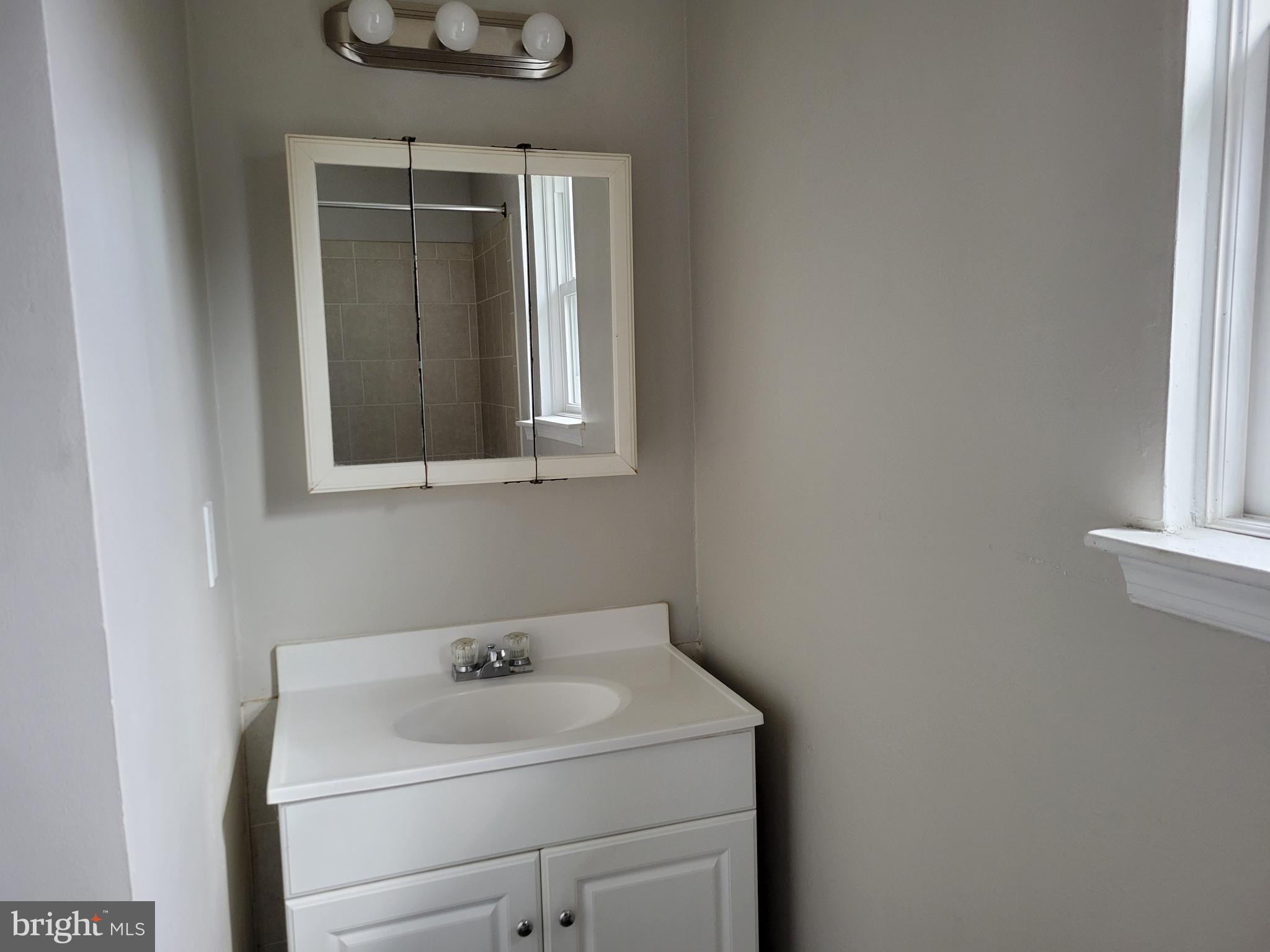 73 Edinshire Road Sicklerville, NJ 08081 - Photo 8 of 17 Bath