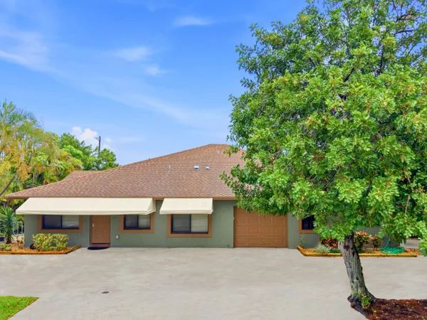 $1,888,000 | 825 Dogwood Drive, Delray Beach, FL 33483