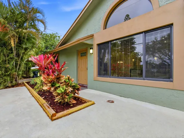 $1,888,000 | 825 Dogwood Drive, Delray Beach, FL 33483