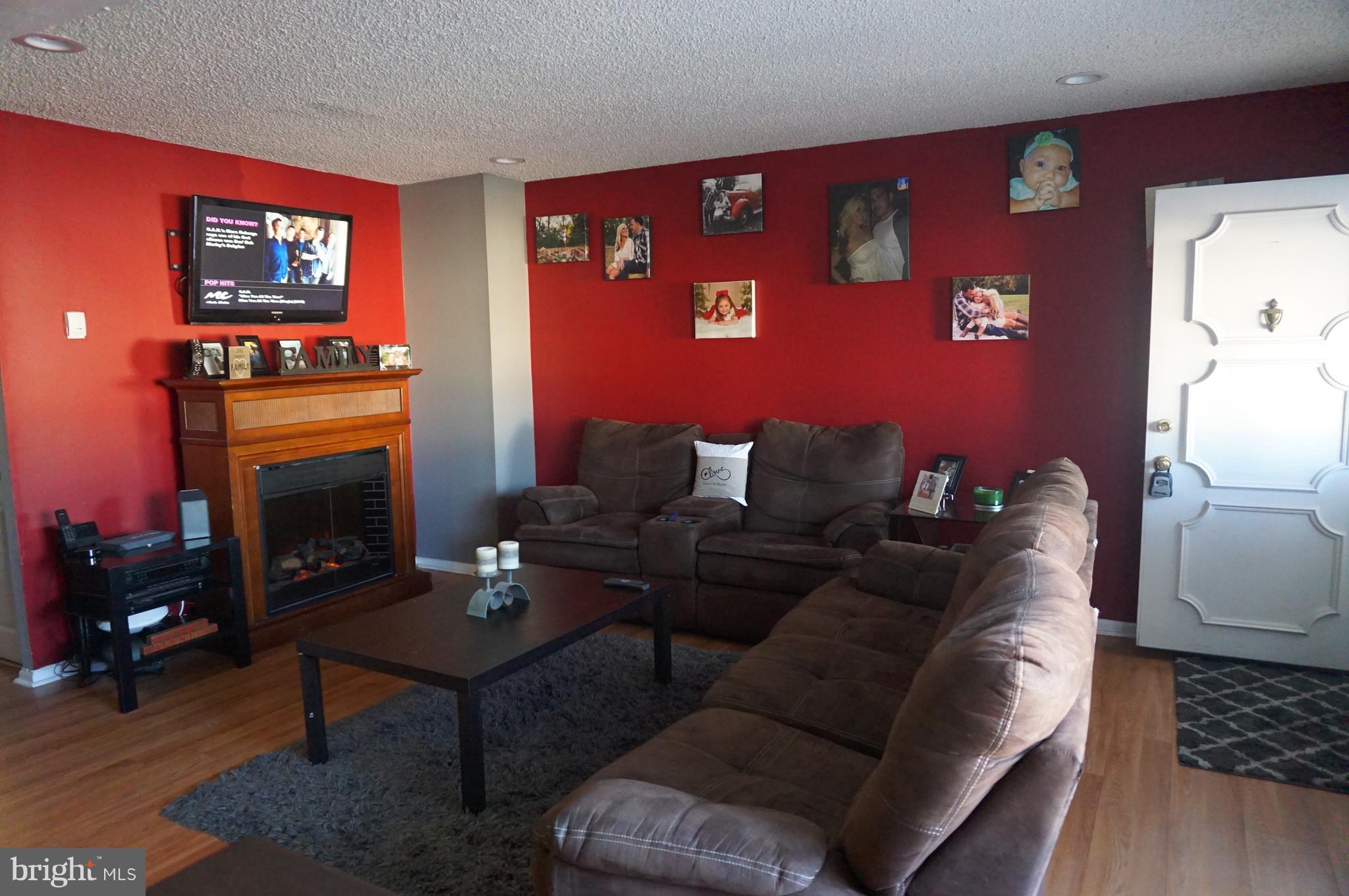 3852 Fairdale Road Philadelphia, PA 19154 - Photo 4 of 25 Living Room