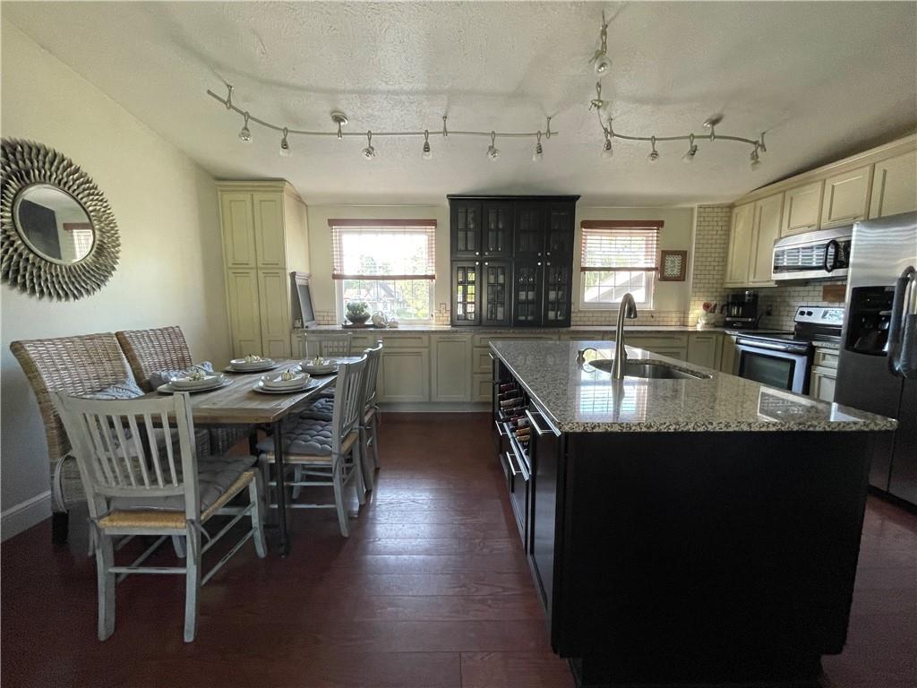 376 Center Grange Road Monaca, PA 15061 - Photo 2 of 25 Gallery Image 2