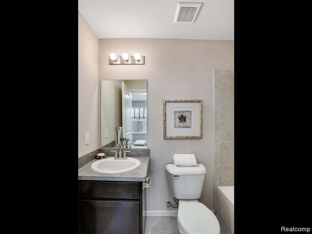3329 North Squirrel Road Auburn Hills, MI 48326 - Photo 19 of 28 Full bathroom model