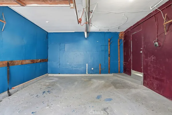 a view of a livingroom with a garage