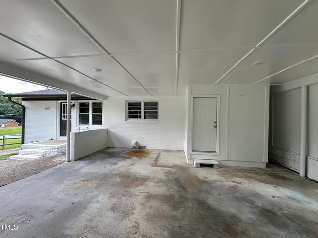 a view of entryway with window