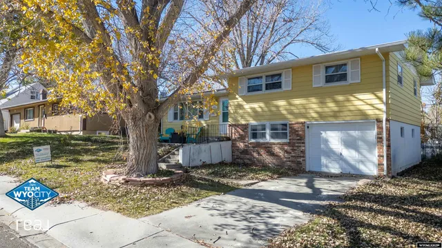 $300,000 | 3300 Navarre Road, Casper, WY 82604